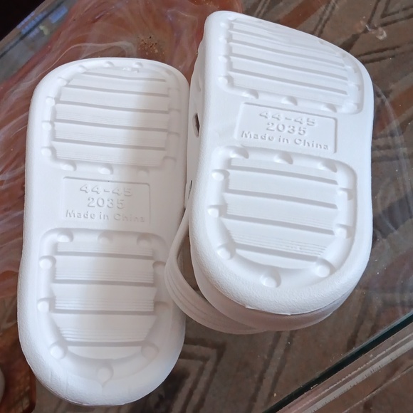 Unbranded new clogs 9. 5-10 - Picture 3 of 3